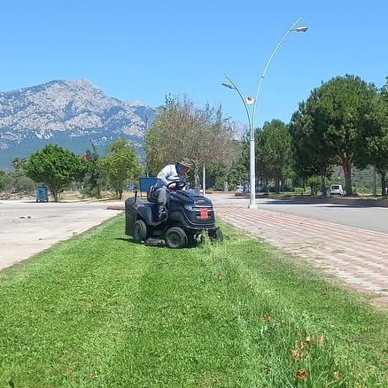 Antalya Kemer'de Yeşil Alanlara Yatırım: Bakım Çalışmaları Devam Ediyor