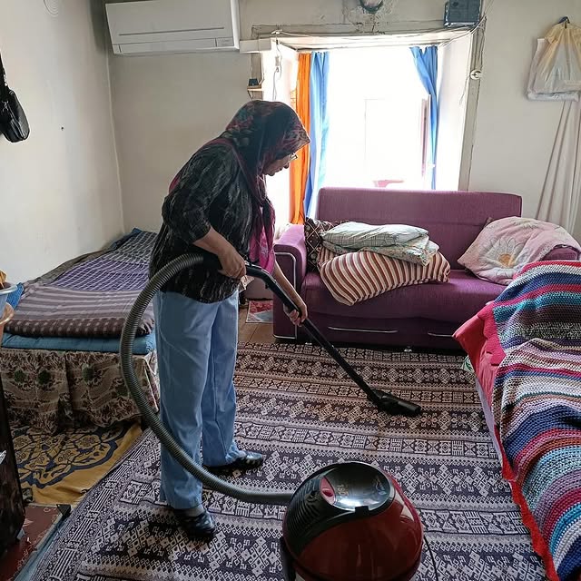 Akseki Belediyesi Güneykaya Mahallesi'nde Ev Temizliği Gerçekleştirdi