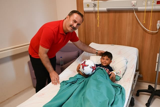 Demre Belediyesi Başkan Vekili Murat Özek Hastanede Çocukları Ziyaret Etti
