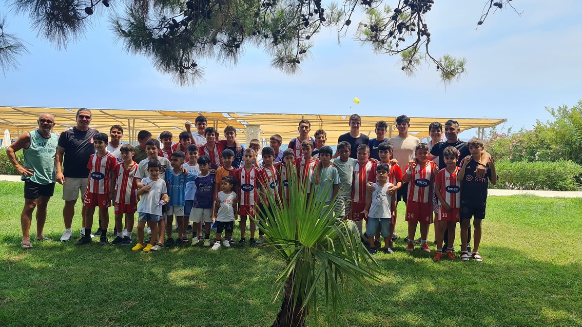 Antalya Kemer Belediyesi'nden Geleceğin Futbolcularına Yemek