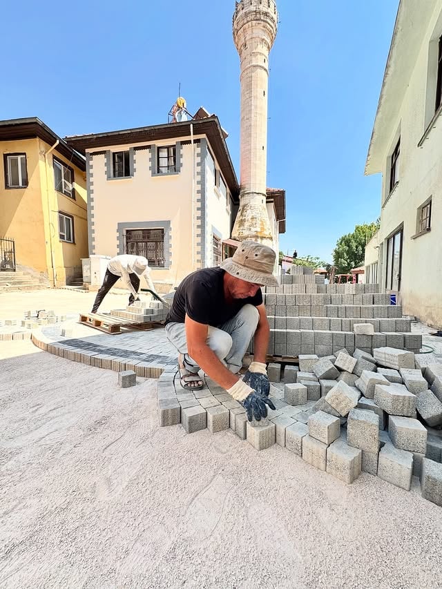 Elmalı'da Sokakların Estetiği Artıyor: Altyapı Çalışmaları Tamamlandı, Arnavut Taşıyla Yenileniyor