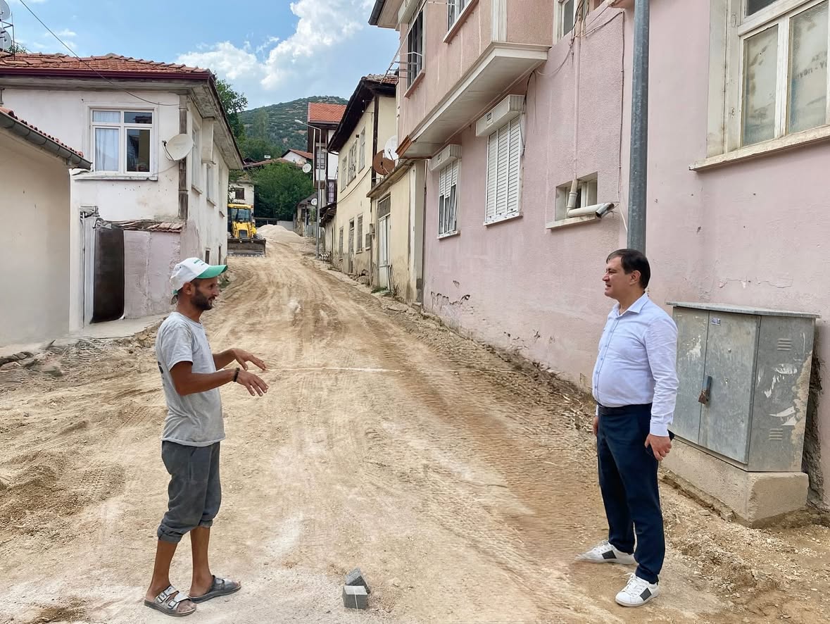 Elmalı Belediyesi, Toklular Mahallesi'nde Arnavut Parke Çalışmalarına Devam Ediyor