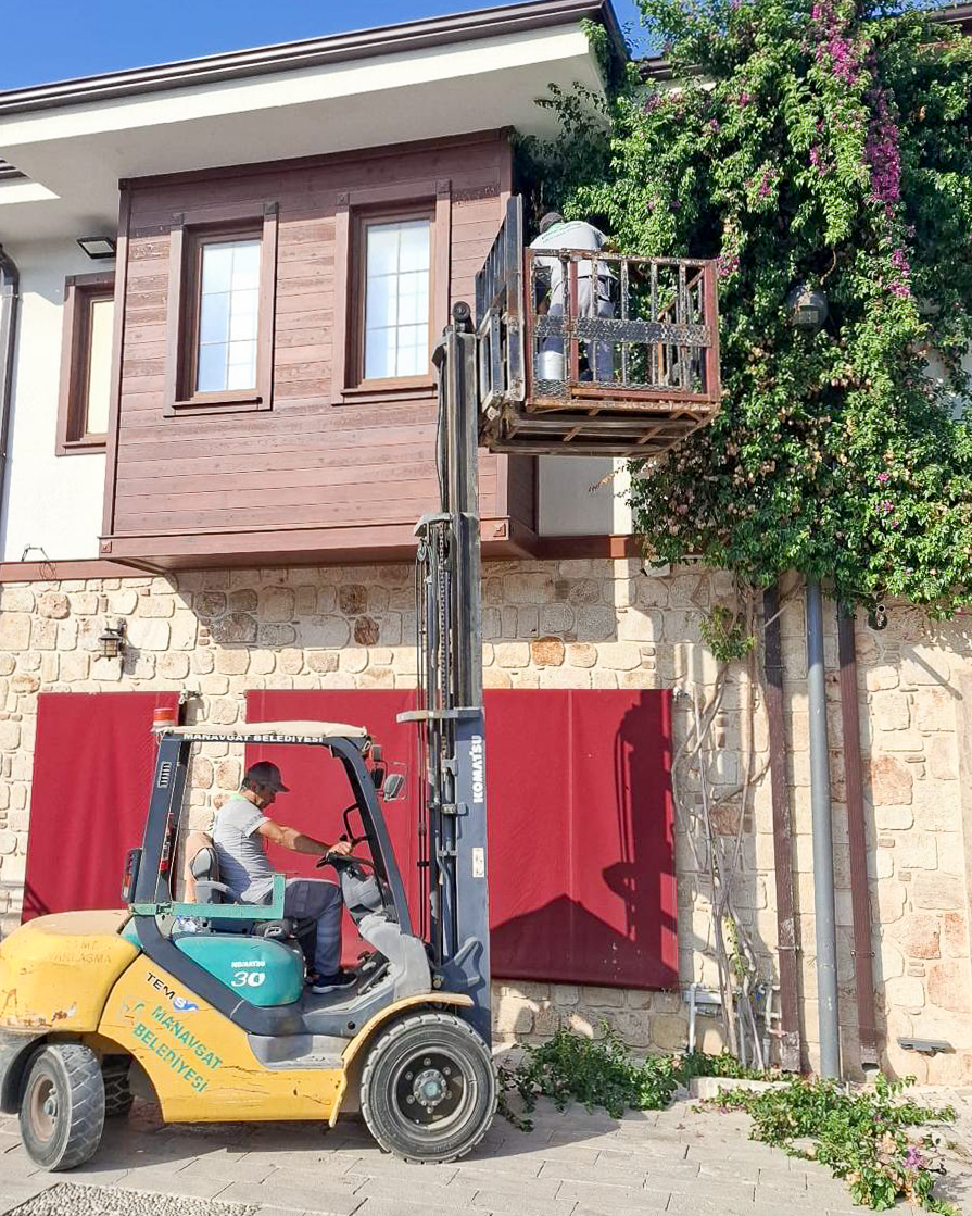 Manavgat'ta Yeşil Alanlara Bakım Çalışmaları Sürüyor