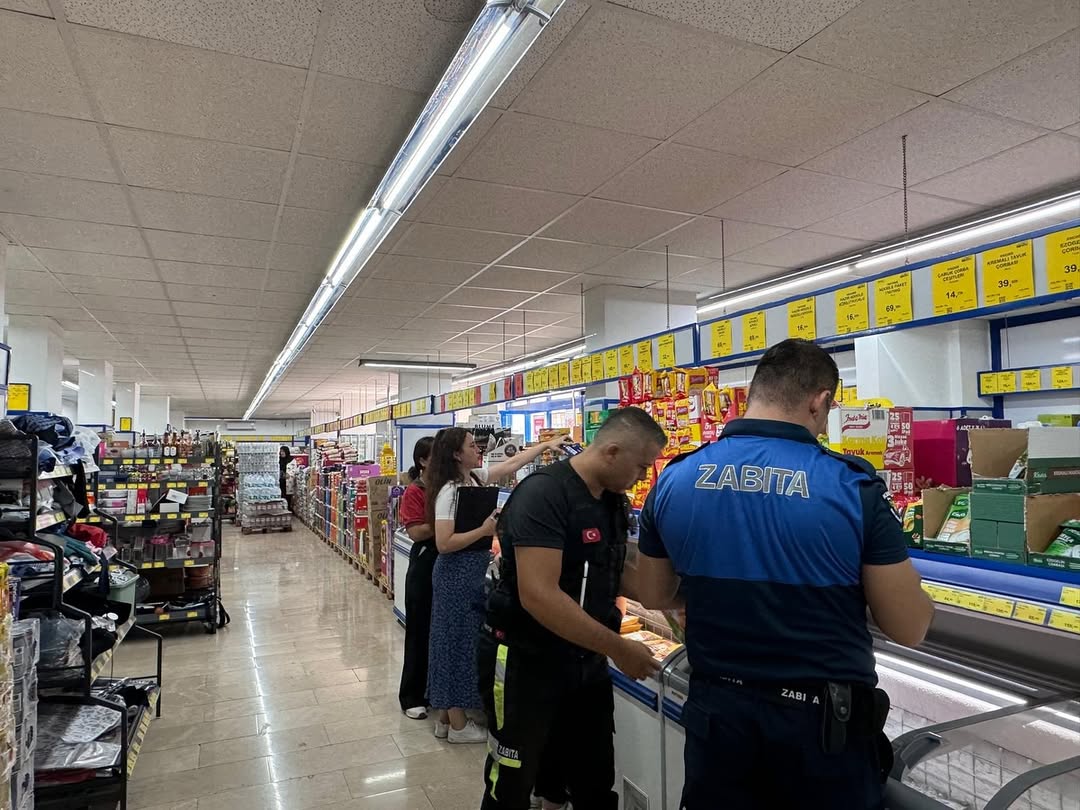 Kemer'de Marketlerde Zabıta Denetimi: Son Kullanma Tarihi ve Fiyat Kontrolü