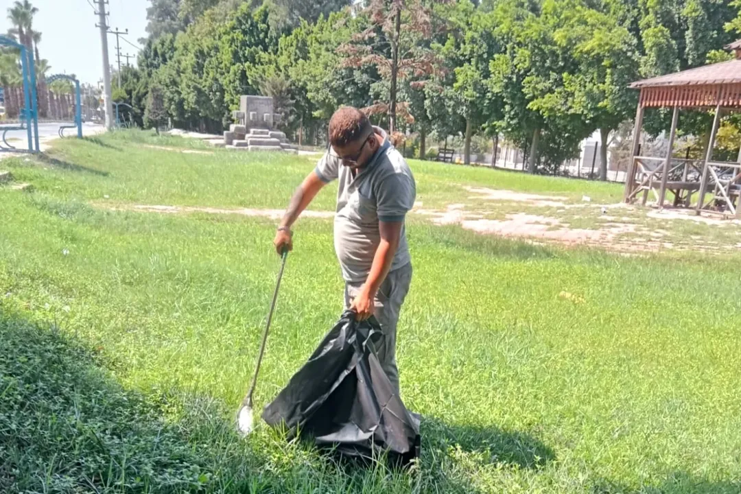 Antalya Aksu'da Park Temizliği Çalışması