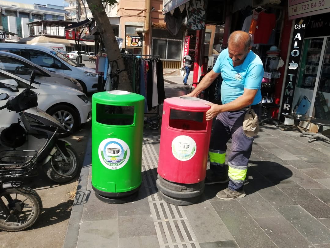 Serik Belediyesi, Şehir Merkezindeki Çöp Kutularını Yeniliyor
