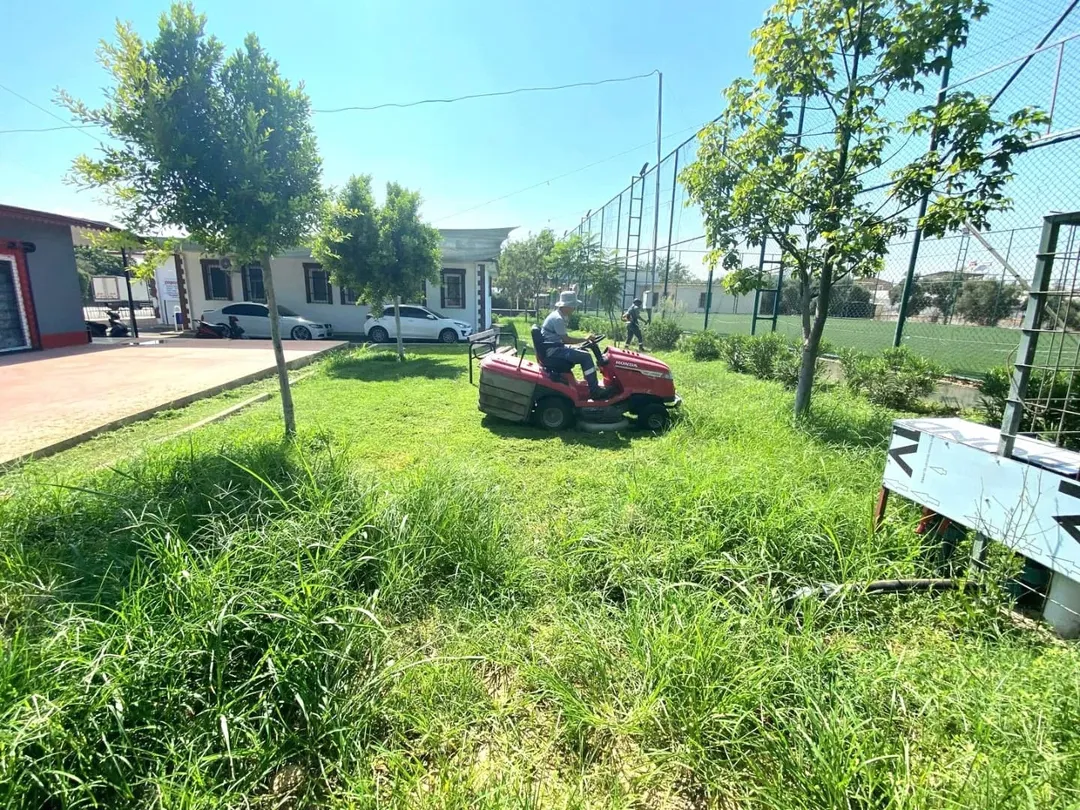 Aksu Belediyesi, Park ve Bahçe Çalışmalarıyla İlçeyi Yeşil Hale Getiriyor