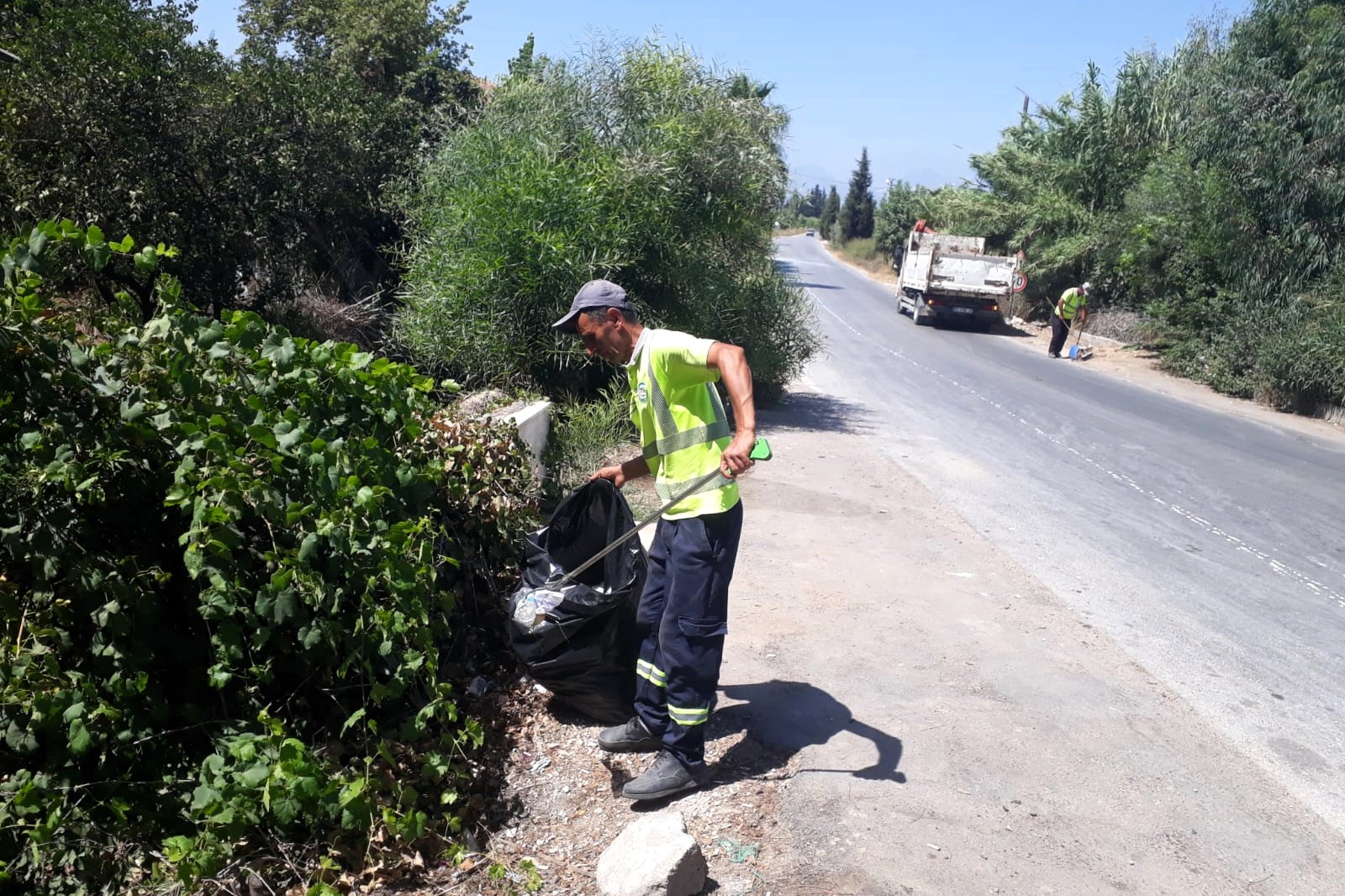Serik Belediyesi, Mahallelerdeki Kontrolsüz Atıkları Temizleyerek Çevreye Özen Gösteriyor