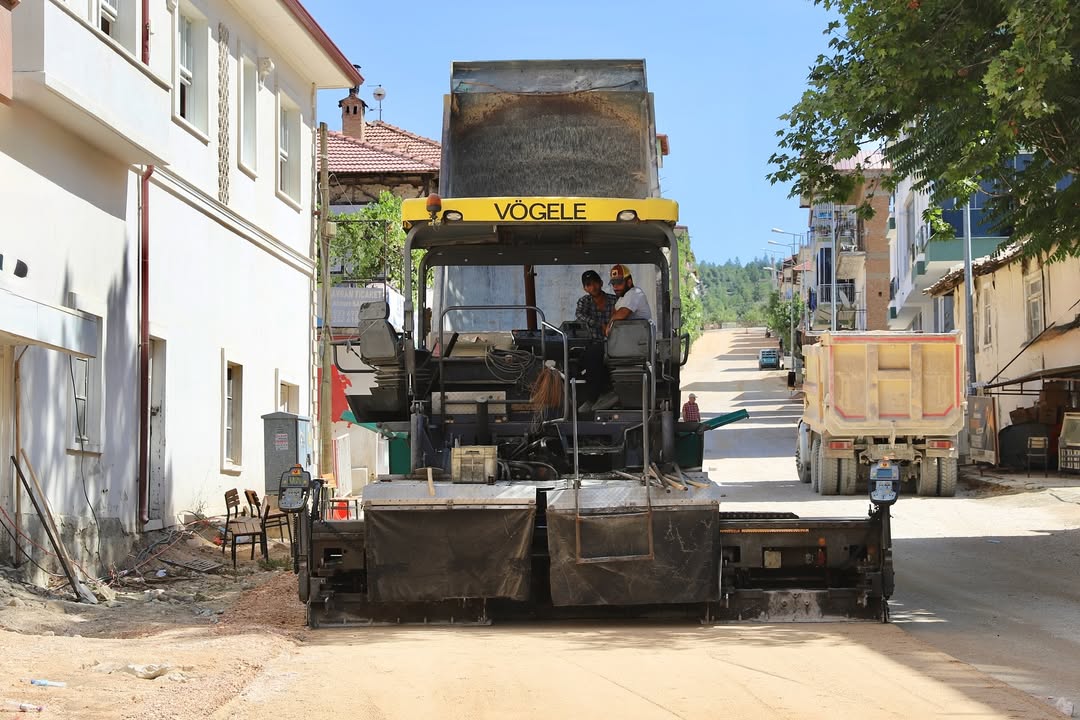 Elmalı'da Yunus Emre Caddesi Sıcak Asfaltla Yenileniyor