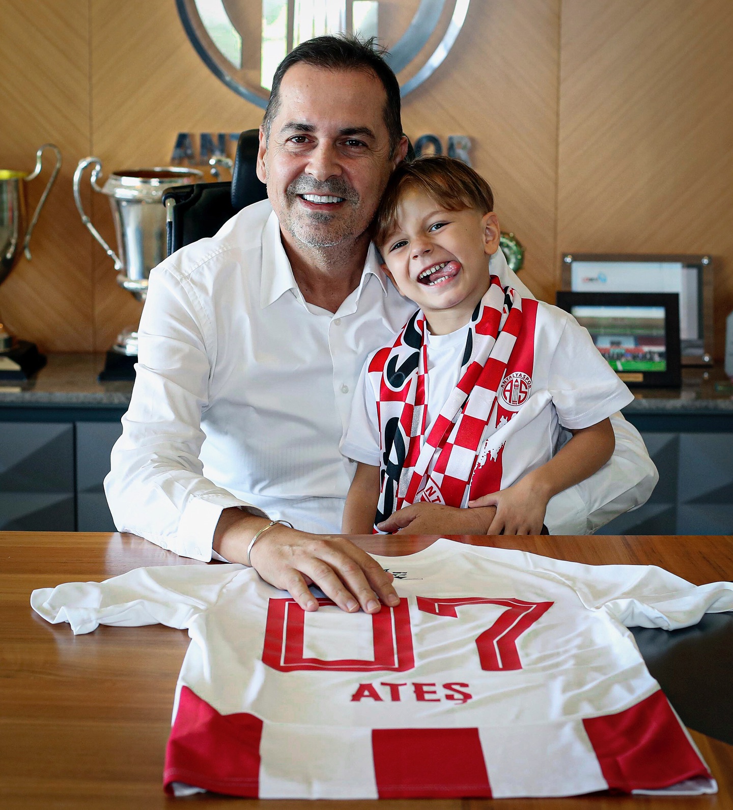 Antalyaspor Başkanı Rıza Perçin, Tribünde Yaralanan Minik Taraftarını Ziyaret Etti