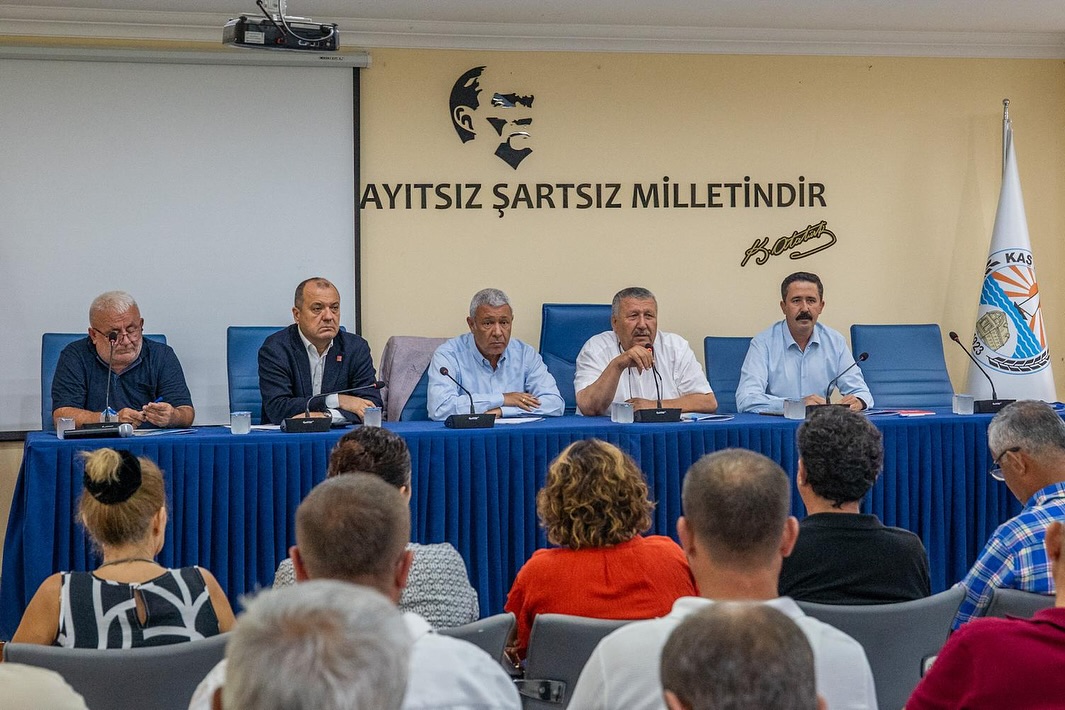 Kaş'ta CHP'li Vekiller ve Belediye Başkanıyla Önemli Toplantı Düzenlendi