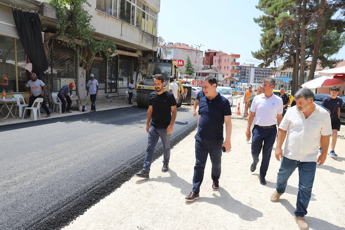 Elmalı'da Yunus Emre Caddesi Sıcak Asfaltla Buluşuyor