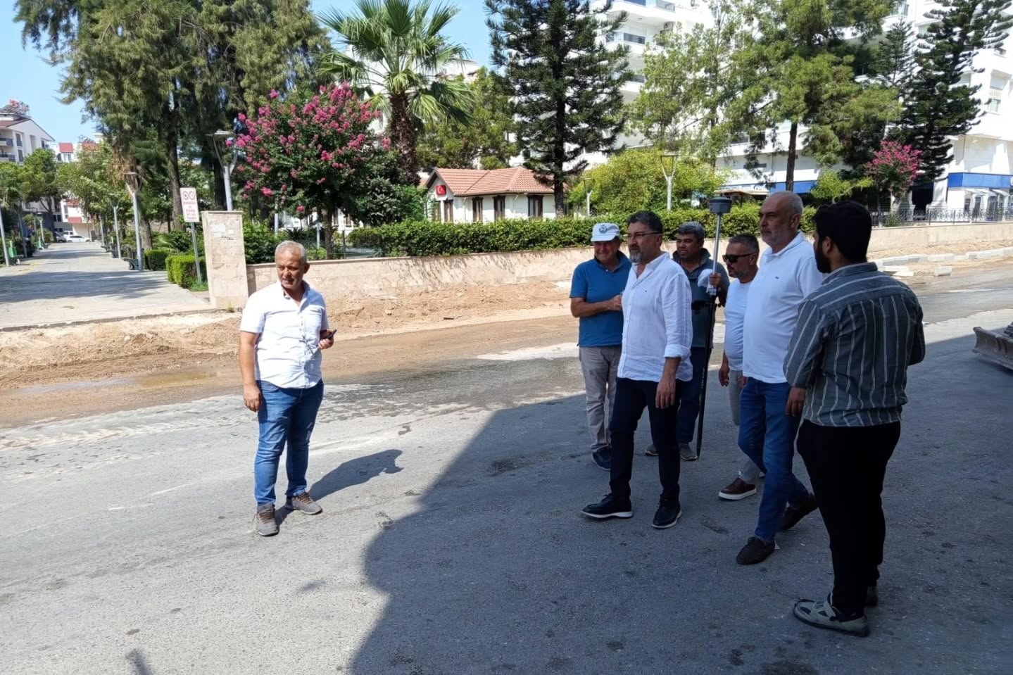 Antalya Serik'te Kaldırım Yenileme Çalışmaları Devam Ediyor