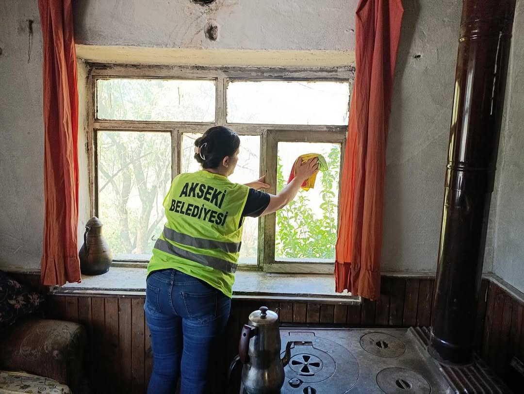 Antalya Akseki'de Taşlıca Mahallesi Evleri Temizlik Edildi