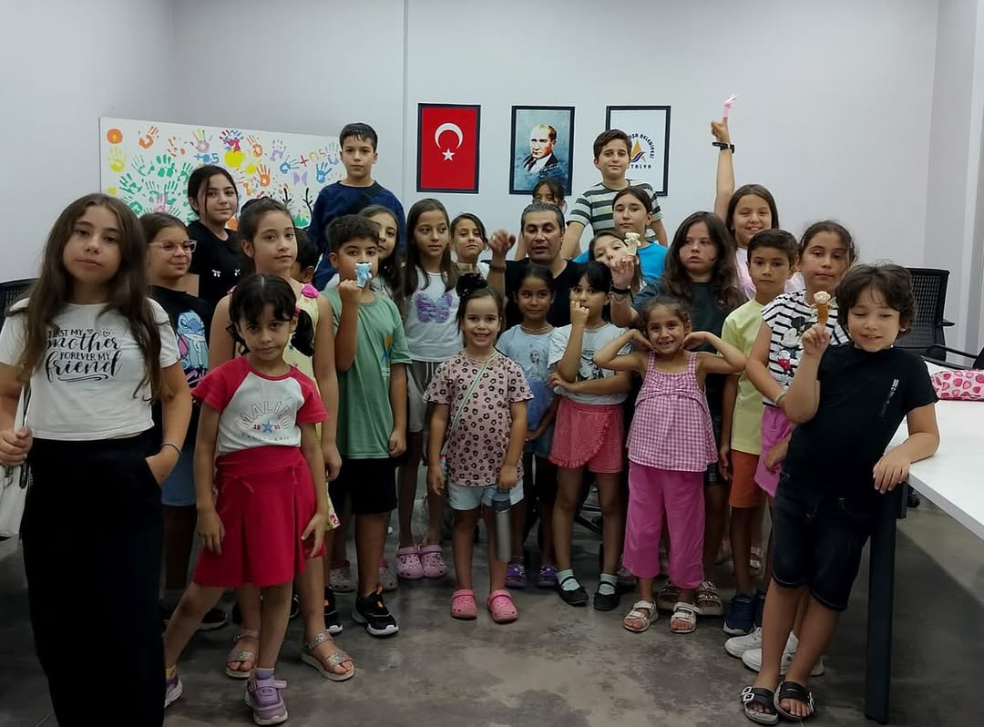 Antalya'da Çocuklar Ücretsiz Tiyatro Eğitimiyle Sahneye Hazırlanıyor