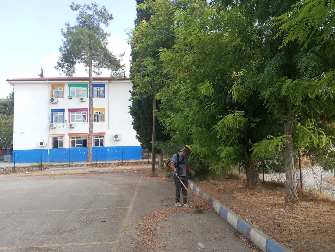 Antalya Aksu'da Okullar Hazırlanıyor: Yabani Ot Temizliği Başladı
