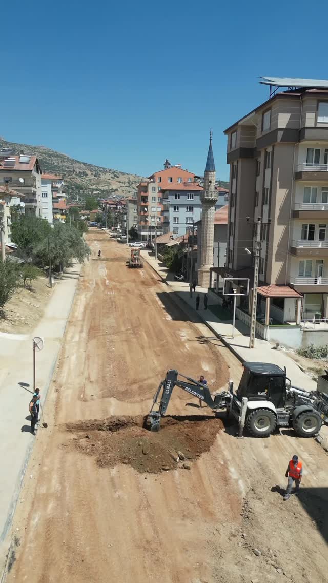 Elmalı'da Ünal Özgödek Caddesi Sıcak Asfaltla Yenileniyor