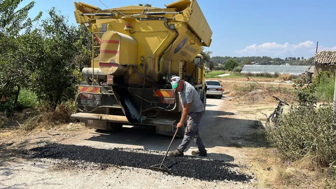 Antalya Aksu'da Murtuna Mahallesi'nde Asfalt Yama Çalışması Başladı