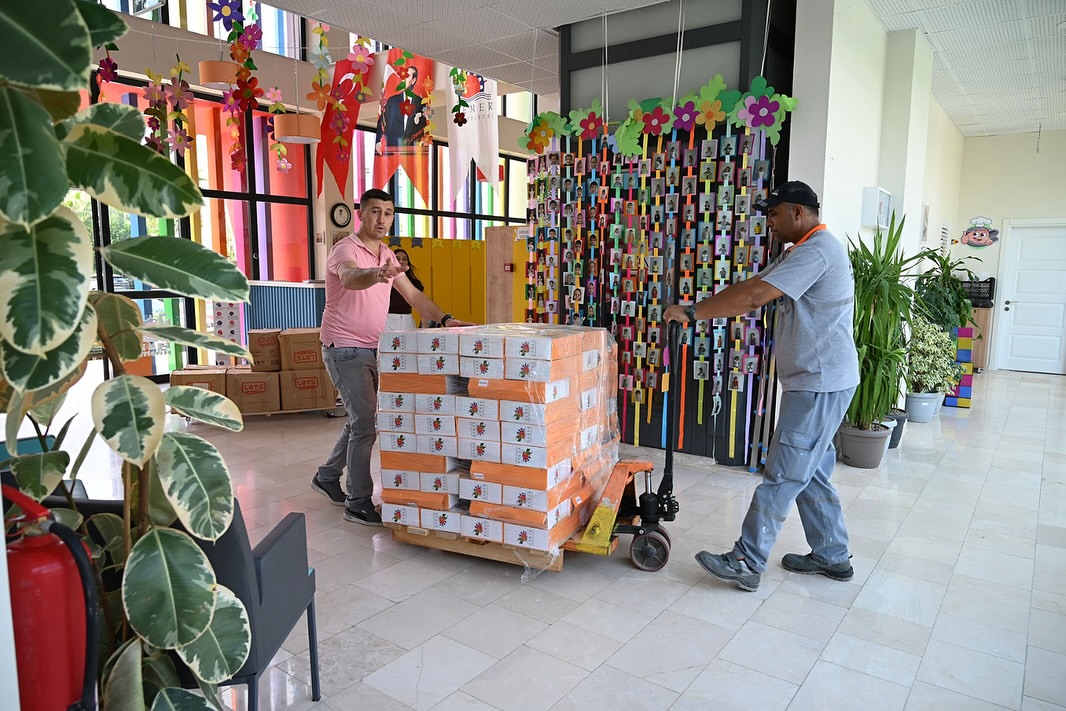Kemer'de 6500 Öğrenciye Ücretsiz Kırtasiye Desteği Devam Ediyor