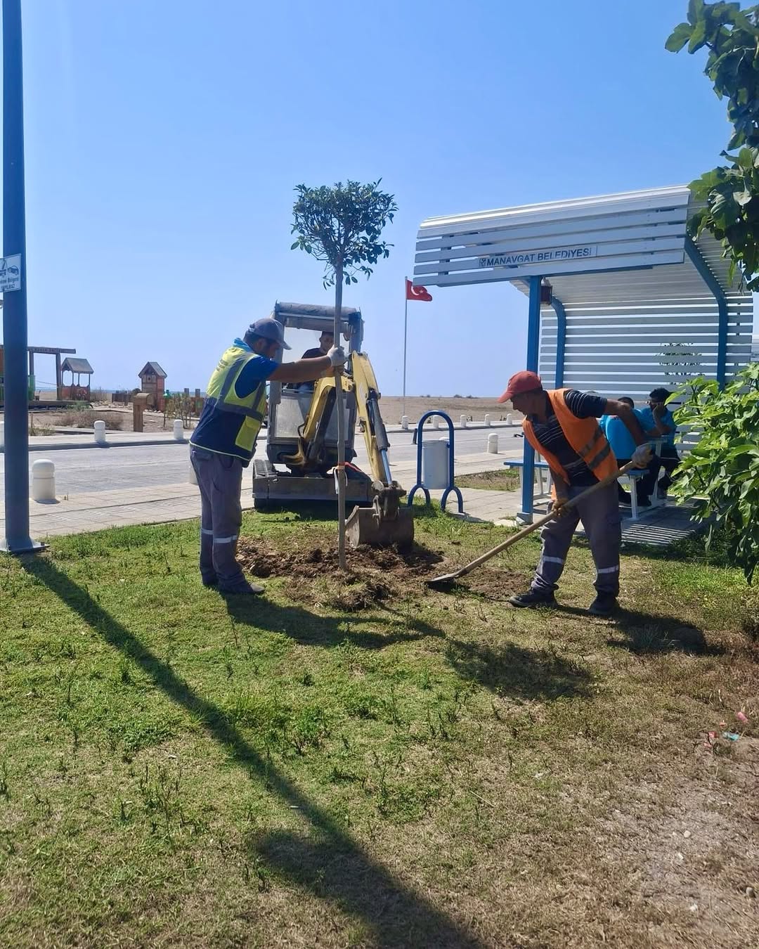 Manavgat'ta Yeşil Alanlara Bakım ve İyileştirme Çalışmaları Aralıksız Sürüyor