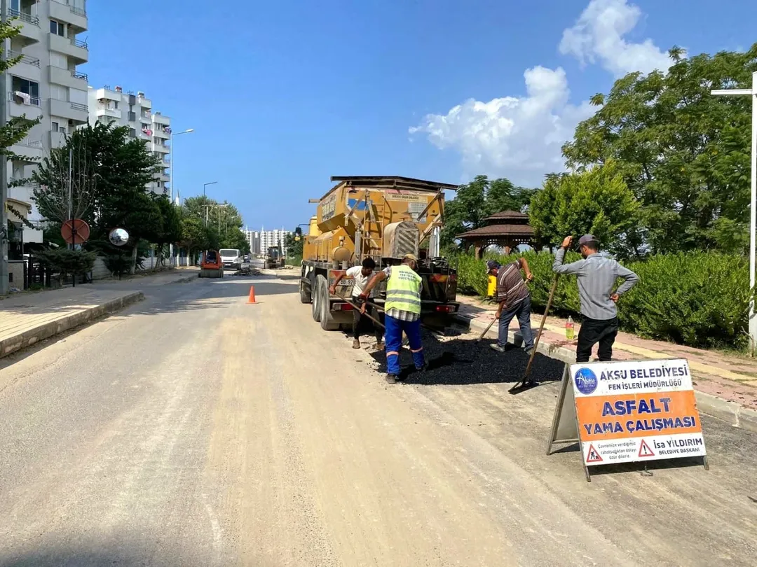 Antalya Aksu'da Kemeragzı'da Asfalt Yama Çalışması