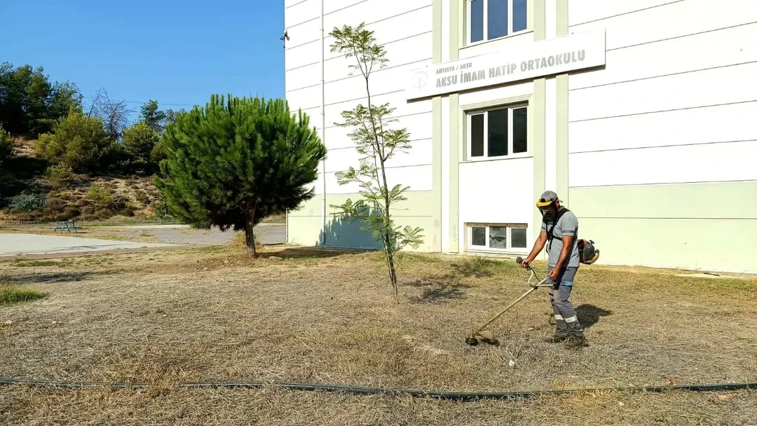 Antalya Aksu'da Yeşil Alanlara Özel Bakım: Mahalleler Canlanıyor