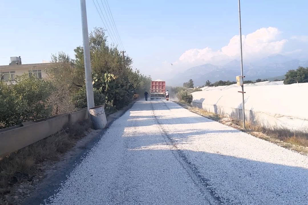 Antalya Serik'te Tekke Mahallesi'nde Asfalt Çalışmaları Devam Ediyor