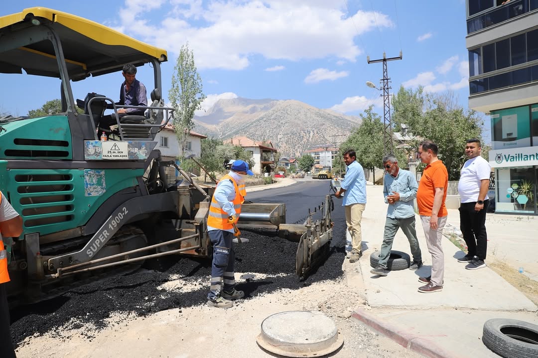 Elmalı'da Sıcak Asfalt Çalışmaları Aralıksız Sürüyor