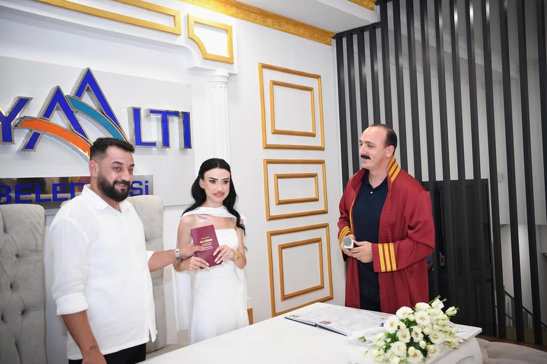 Antalya'da Belediye Başkanı Nikah Şahitliği Yaptı