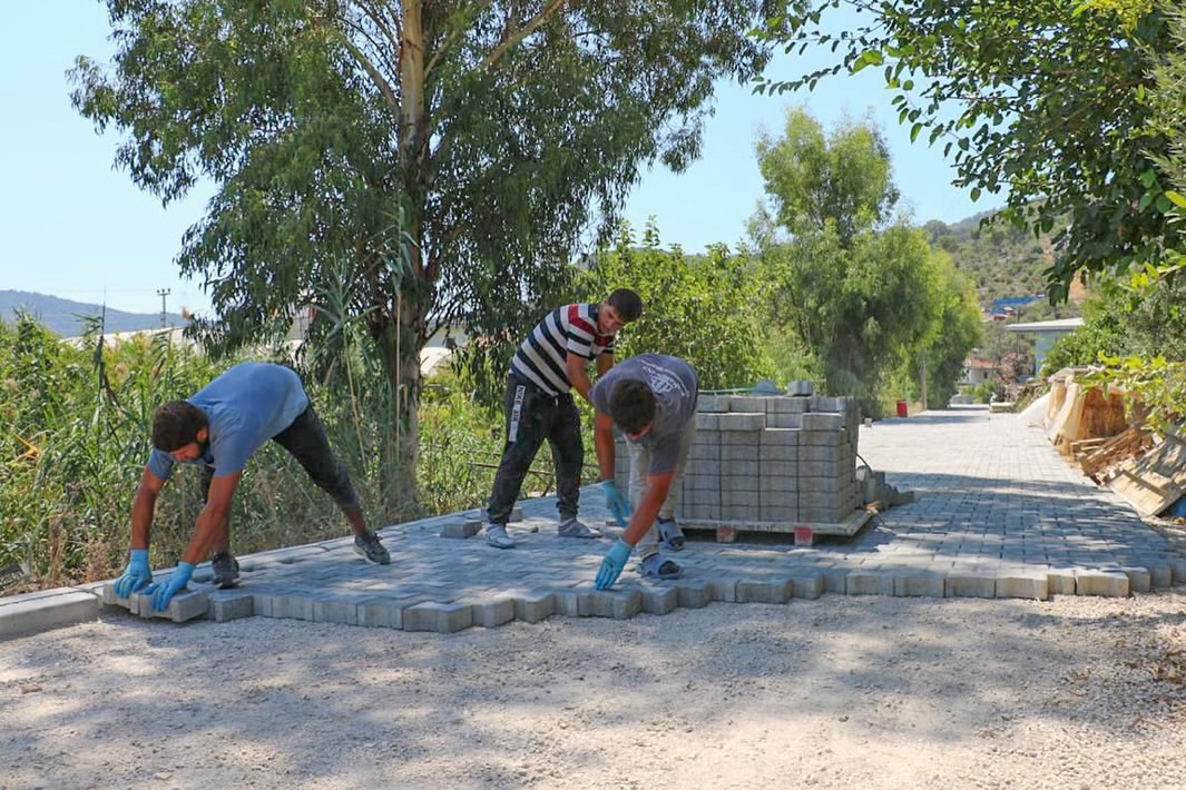 Kaş'ta Yaylalılar Sokak'ta Kilit Parke Taşı ve Bordür Çalışmaları Devam Ediyor