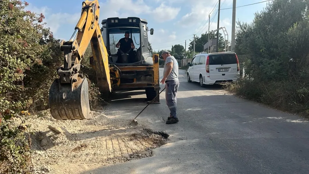 Antalya Aksu'da Yol Yama Çalışmaları Başladı