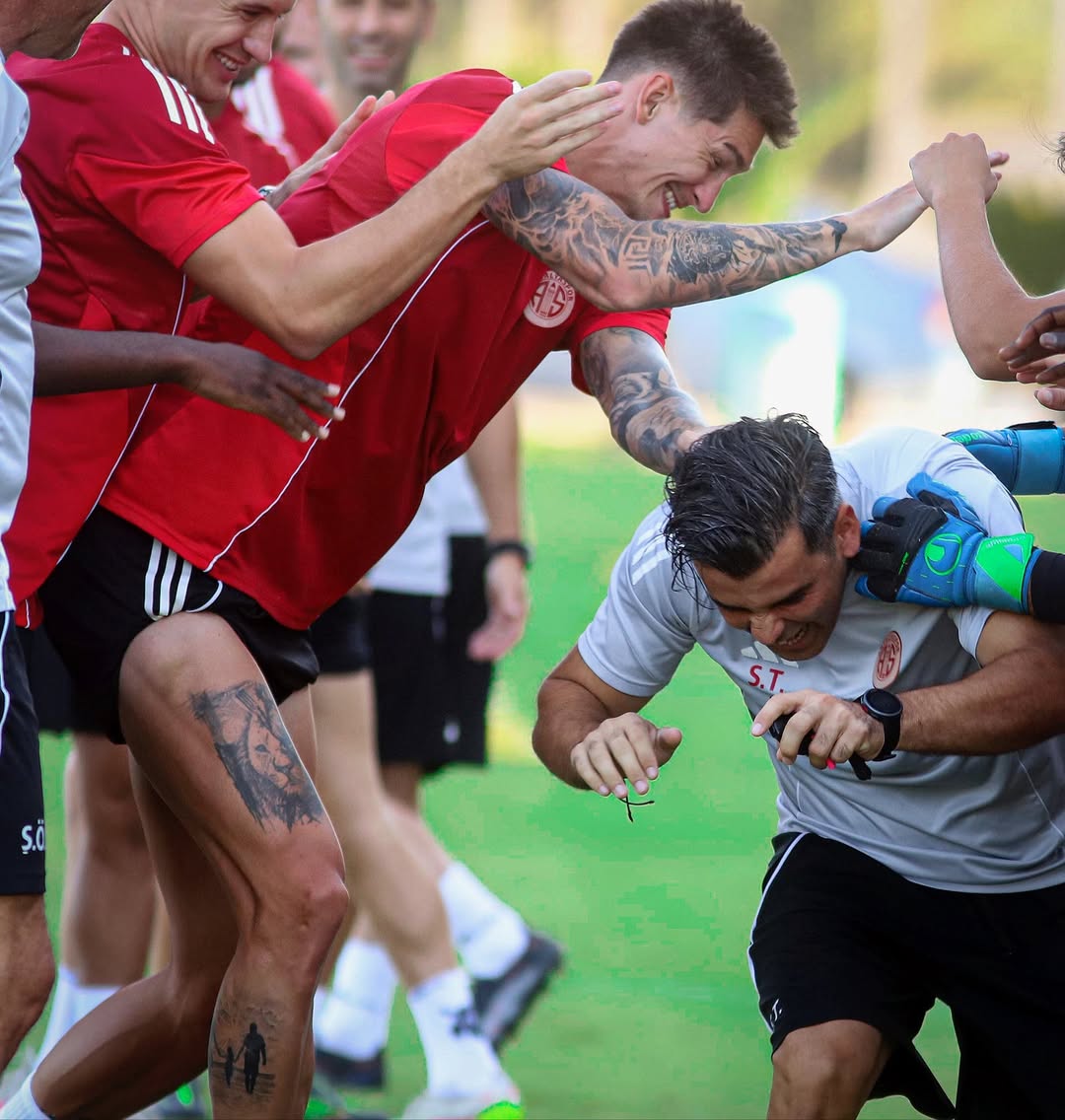 Antalya Spor FK'dan Atletik Performans Antrenörü Selçuk Tarakcı'ya Tebrik
