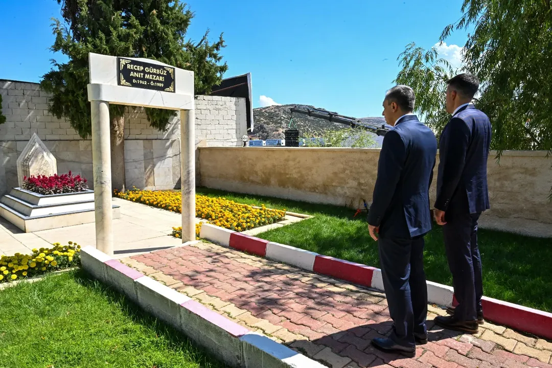 Antalya Valisi Şahin, Elmalı Yağlı Güreşleri Öncesi Recep Gürbüz'ün Kabrini Ziyaret Etti