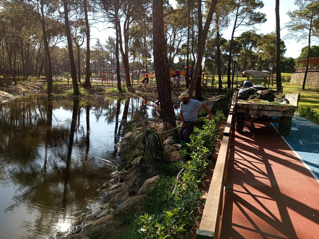 Serik Belediyesi Park ve Bahçelerde Bakım Çalışmalarına Devam Ediyor