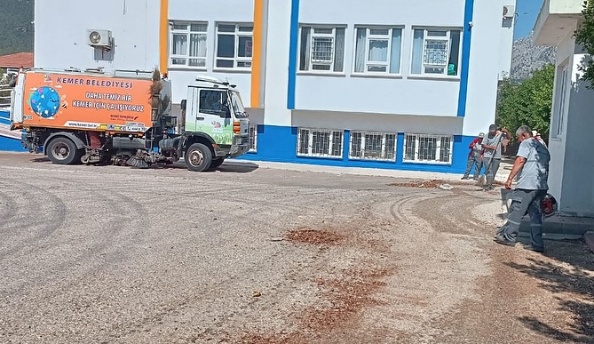 Antalya Kemer'de Okullar Yeni Eğitim Öğretim Yılına Hazırlanıyor