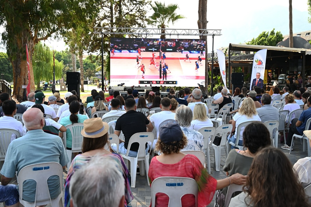 Antalya Kemer'de Milli Takım Coşkusu: Dünya Şampiyonası Finali Dev Ekranda İzlendi