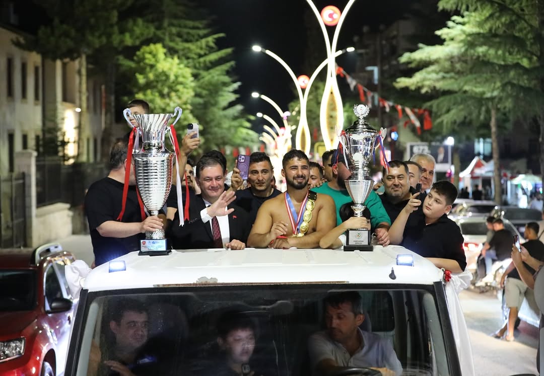 Elmalı Yağlı Güreşleri'nde Enes Doğan Başpehlivan Oldu