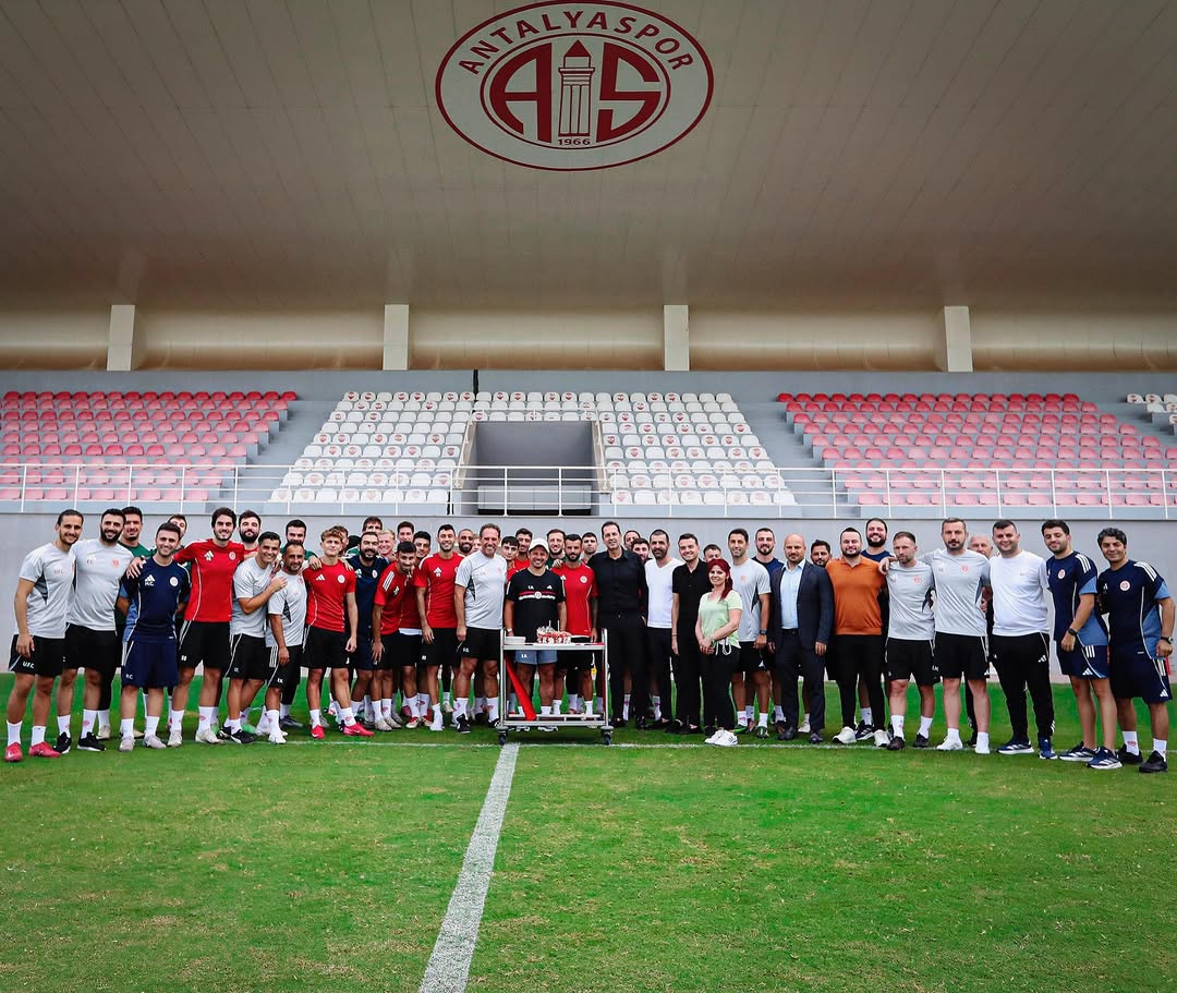 Antalya Spor FK'da Emre Belözoğlu'na Doğum Günü Sürprizi
