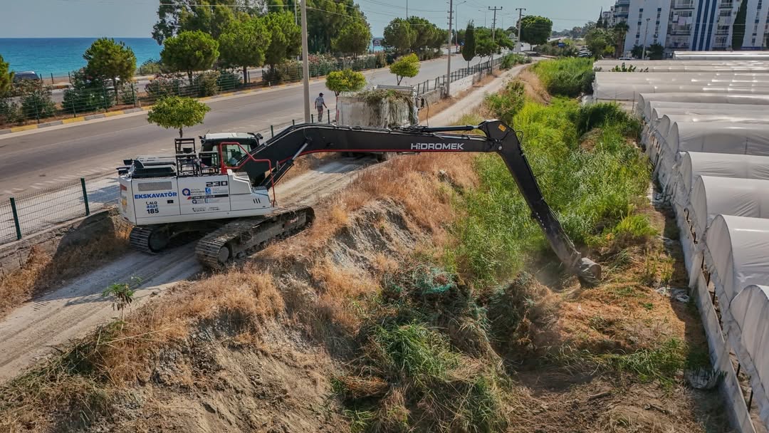 Antalya'da Yağmur Suyu Hatları Temizlendi, Su Baskınına Karşı Önlem Alındı
