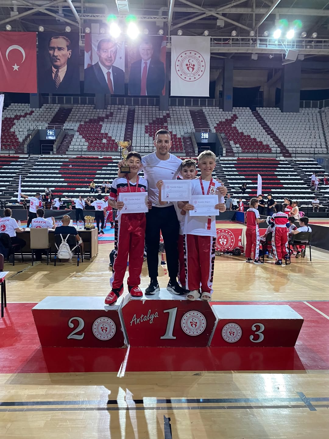 Kemer Belediyesi Kick Boks Takımı Zafer Kupası'nda 6 Madalya Kazandı