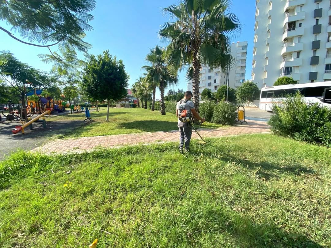 Antalya Aksu'da Park ve Bahçeler Müdürlüğü'nden Yeşil Alan Seferberliği