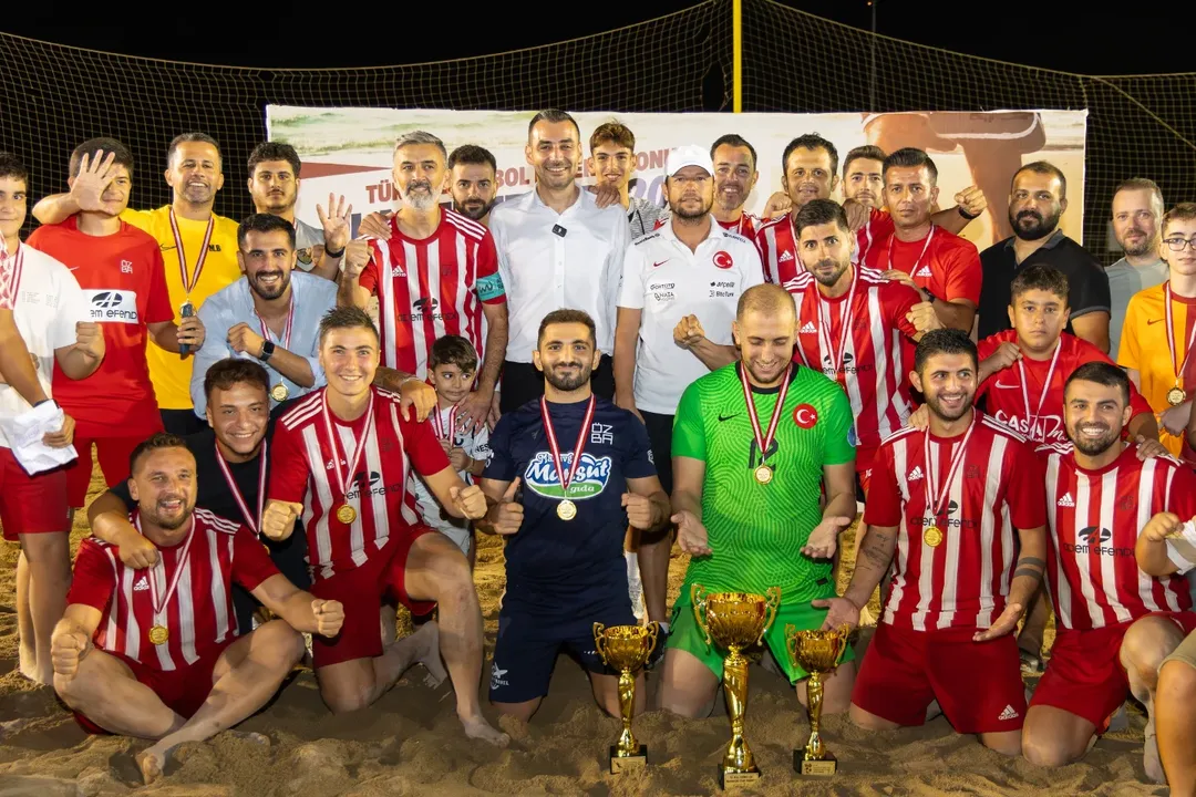 Manavgat'ta Plaj Futbolu Ligi Şampiyonu Çimhan Sarılarspor Oldu