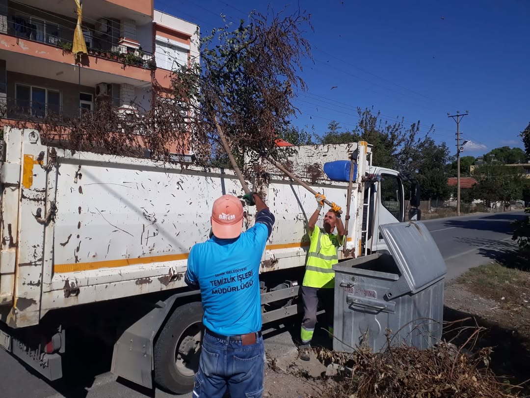 Serik Belediyesi, Mahallelerdeki Kontrolsüz Atıkları Temizliyor