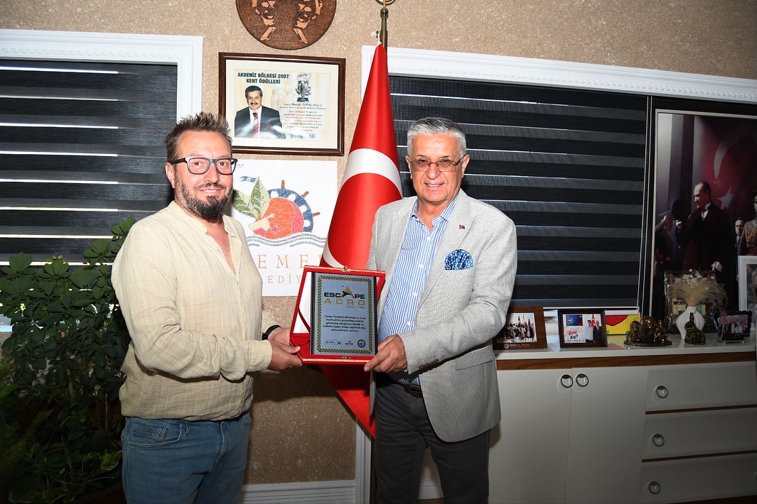 Kemer Belediye Başkanı'na Ekstrem Spor Festivali için Teşekkür Plaketi