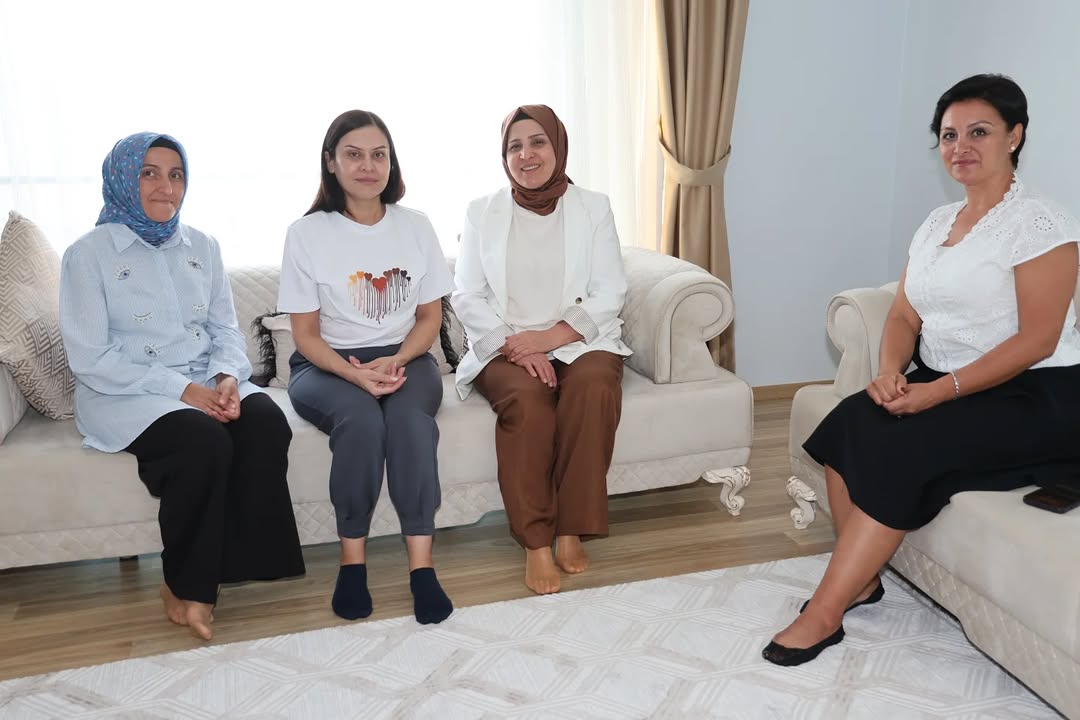 Aksu Belediyesi Personelini Evlerinde Ziyaret Etti