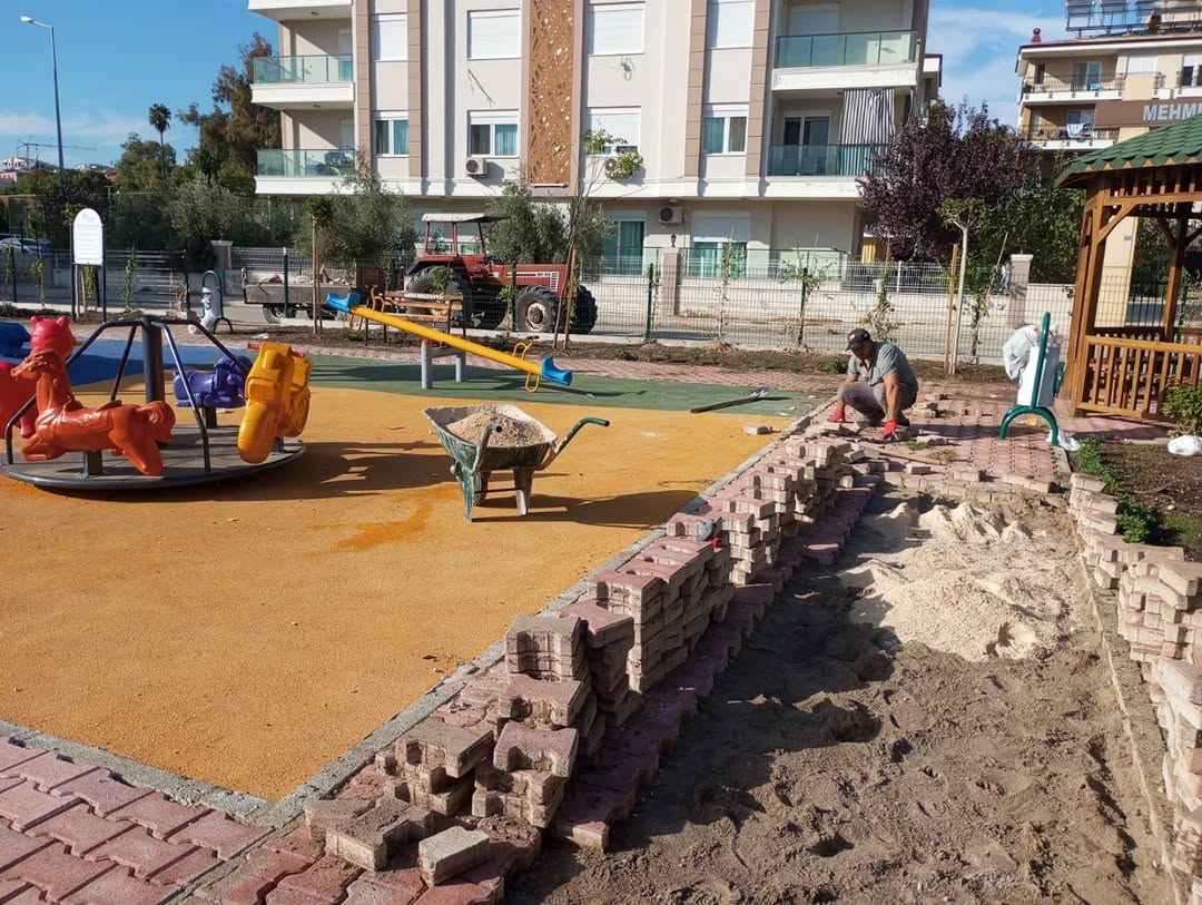 Aksu Belediyesi, İlçe Genelinde Yeşil Alan ve Park Çalışmalarını Hızlandırdı