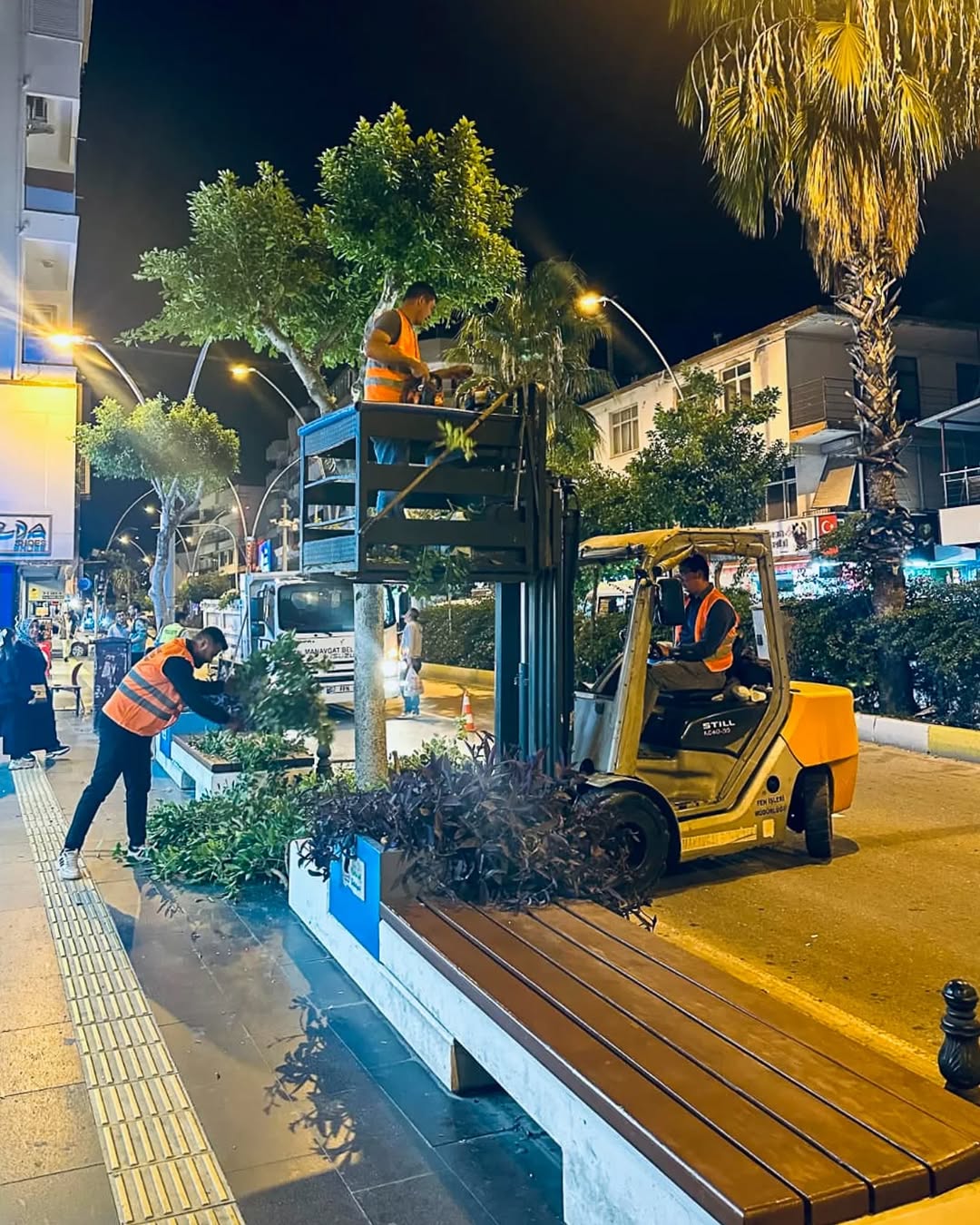 Manavgat'ta Park ve Bahçeler Müdürlüğü Ekipleri Kapsamlı Peyzaj ve Bakım Çalışmalarını Sürdürüyor