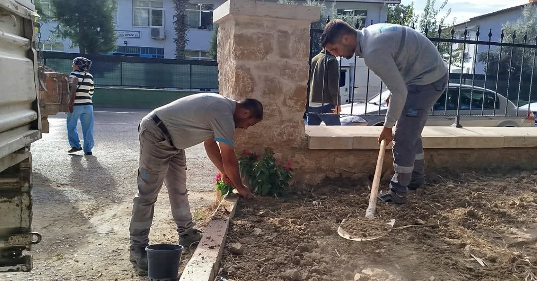 Aksu'da Aile Sağlığı Merkezi Önü Yeşillendirildi