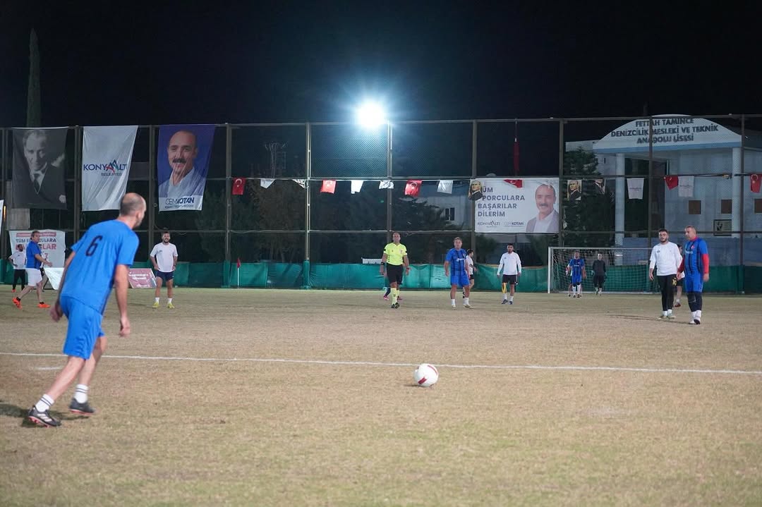 Konyaaltı'nda Mahalleler Arası Futbol Turnuvasında Çeyrek Final Heyecanı