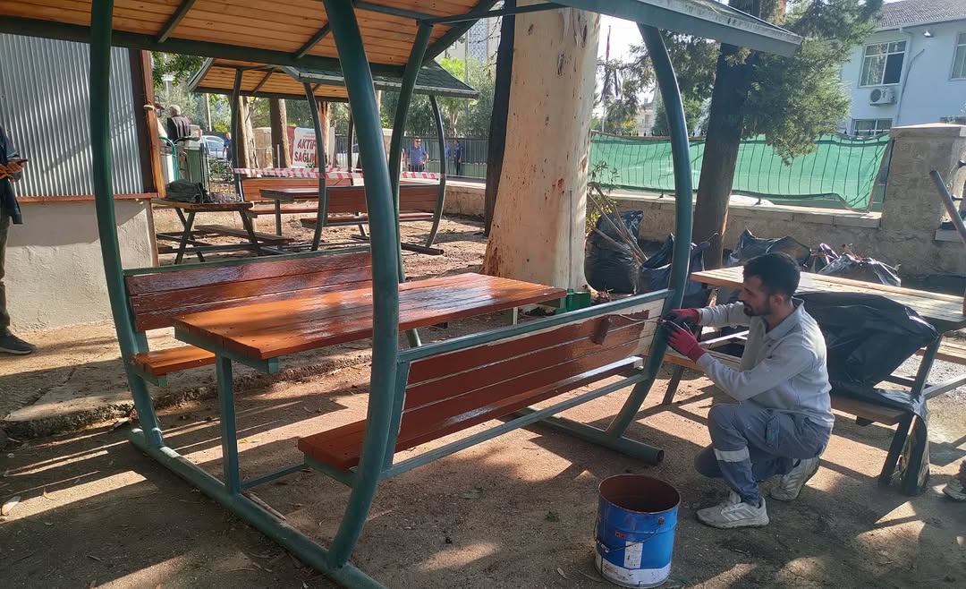 Aksu'da Çevre Düzenlemesi: Ağaç Budama ve Mobilya Boyama Çalışmaları Tamamlandı